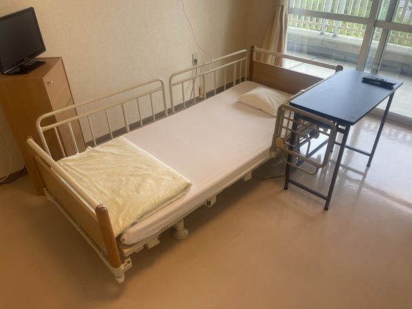 明るいベッドの居室