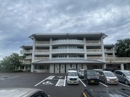 駐車場付き建物外観