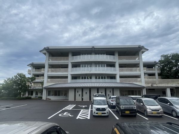 駐車場付き建物外観