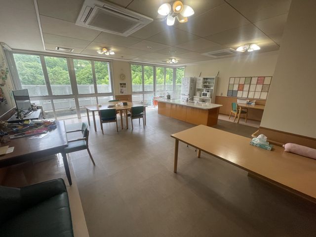 自然光が入る部屋 ラウンジ 広々としたラウンジは自然光が豊かです。ゆったりとした空間で、くつろぎの時間をお過ごしいただけます。