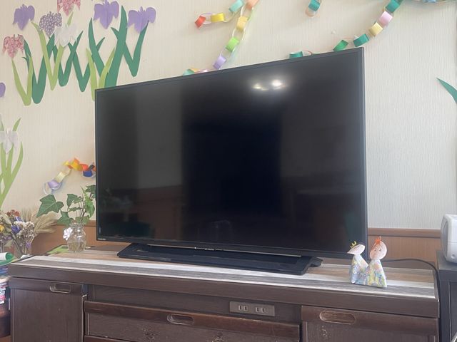 テレビのあるリビング リビング 彩り豊かな飾りで装飾された空間に設置されたテレビです。ゆったりとした時間を過ごせます。