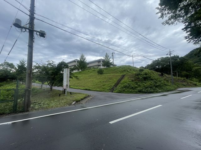建物が見える道路 外観 周囲の自然に囲まれた場所で働くことができます。落ち着いた環境でのお仕事に最適です。