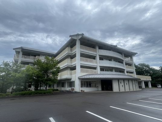 緑豊かな建物外観