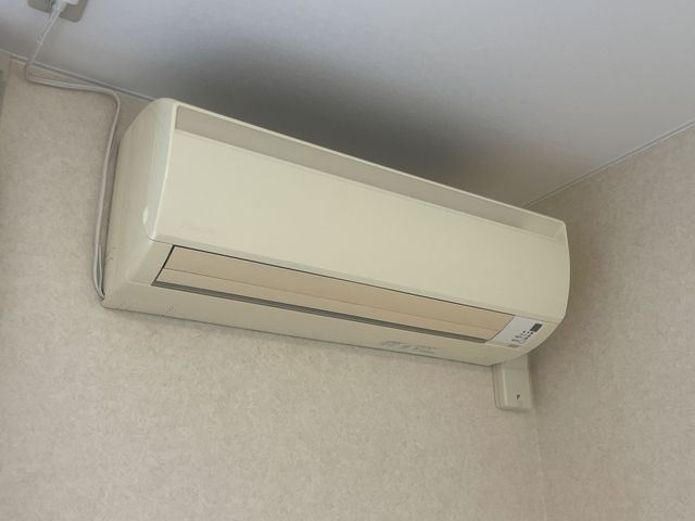 快適な空調設備 エアコン 涼しく快適な環境を提供するエアコンが備えられています。疲れを癒す空間で働けます。