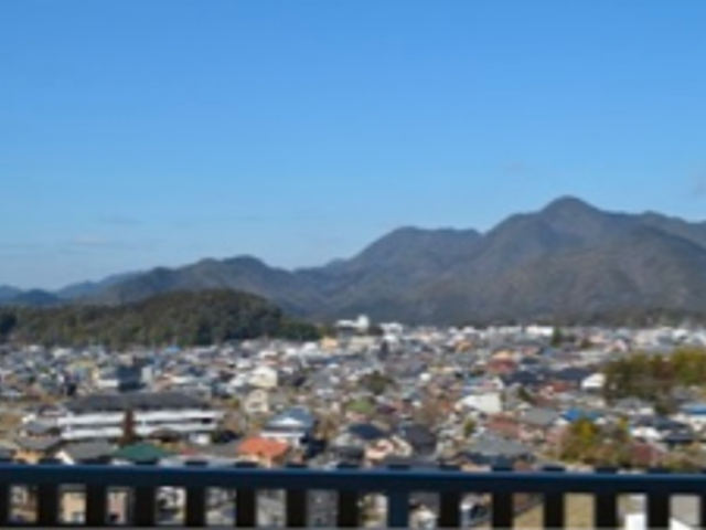 遠くの山々が見える景色 バルコニー 広々としたバルコニーから、遠くの山々や街並みを一望できます。リラックスしたひとときを過ごせます。