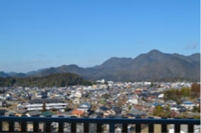 遠くの山々が見える景色