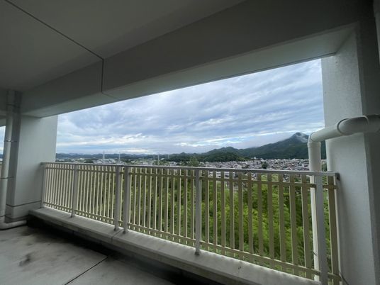 山が見えるバルコニー