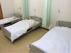 ベッドが並ぶ居室