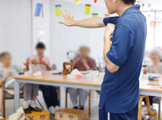 熱心に説明する様子
