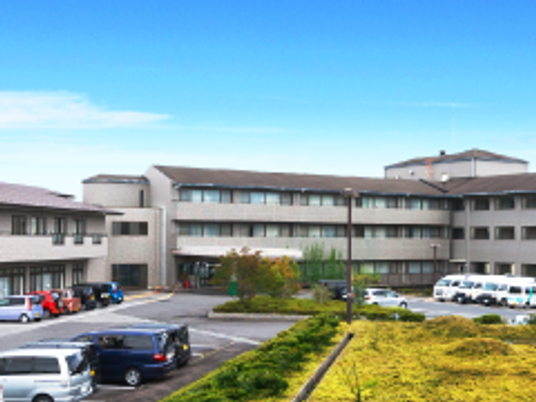 建物と駐車場の外観  