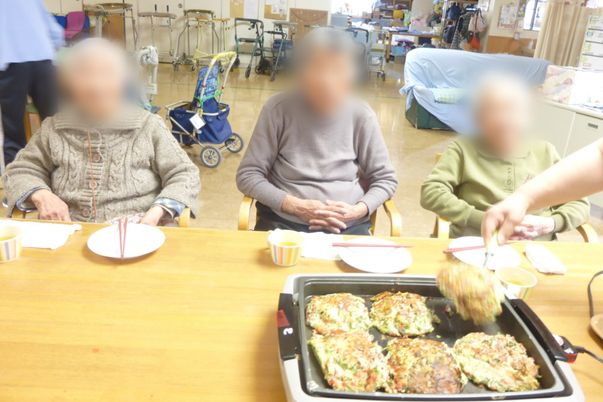 食事を楽しむ人たち