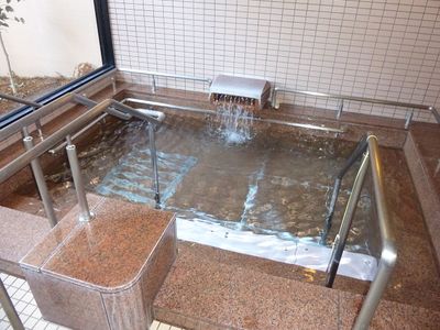 水が流れる浴室