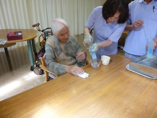 介助風景のテーブル