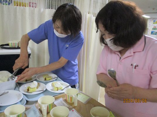 デザート準備中のラウンジ
