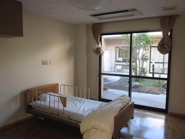 庭が見える居室 居室 落ち着いた雰囲気の部屋は、外の庭を望める大きな窓が特徴です。自然光が心地よく入ります。