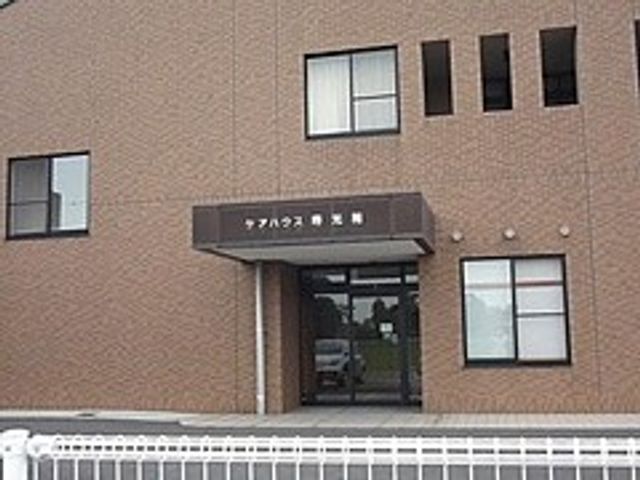 施設の外観 外観   落ち着いた色合いの建物外観で、正面に出入口があります。窓が複数あり、室内に光が入りそうなつくりです。