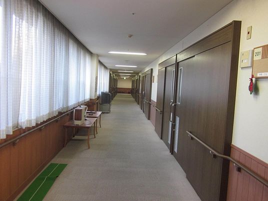 手すり付きの廊下  