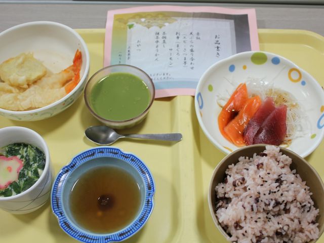 豊かな食事が並ぶ食堂 食堂 栄養バランスの取れた色とりどりの食事が並んでいます。楽しい食事の時間が過ごせそうです。