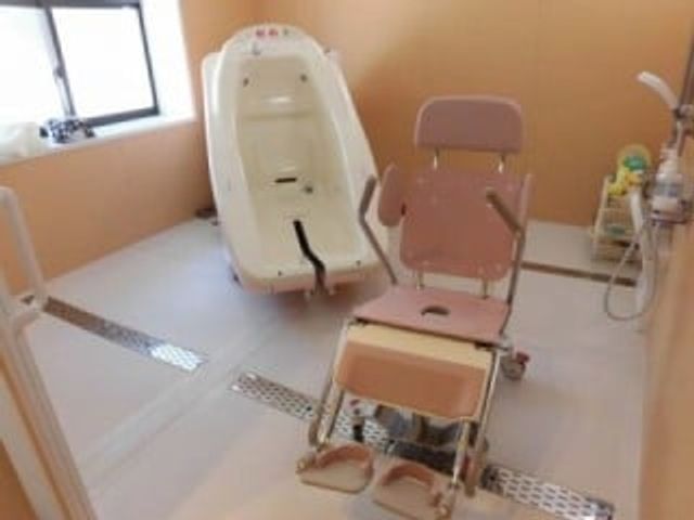 リラックスできる浴室 浴室 広々とした浴室には、専用の椅子とリフトが完備されており、安全に入浴いただけます。