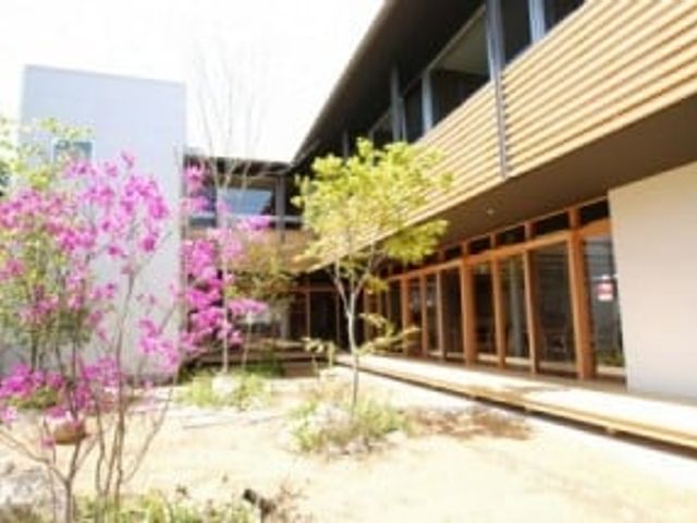 花が咲く中庭 中庭 明るい光が差し込む中庭では、色とりどりの花々が癒しのひとときを提供します。