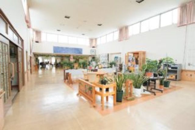 広々とした廊下 廊下 広々とした空間に自然光が差し込み、快適に過ごせる廊下です。移動時もゆとりを感じられます。