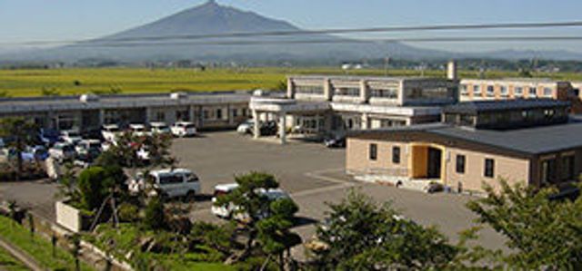 自然豊かな周辺の構造 外観 広い駐車スペースと自然に囲まれた建物です。通勤や訪問が便利になっています。