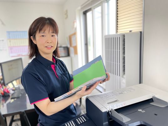 事務作業を行うスタッフ