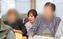 リビングで過ごす人々