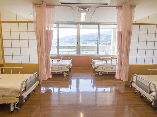 明るい居室のベッド配置  