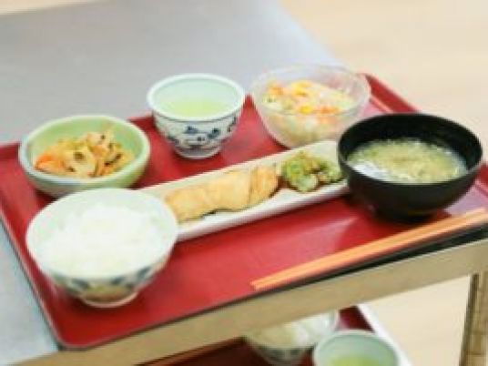 温かい食事のトレイ