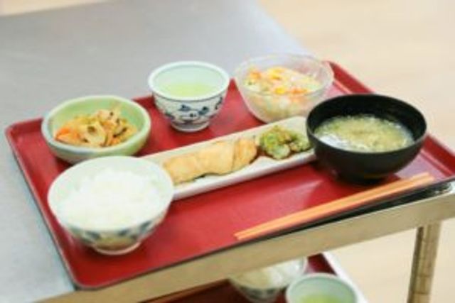 温かい食事のトレイ ダイニングルーム バランスの取れた食事が提供される温かい雰囲気の食事スペースです。