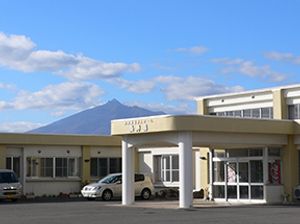 山を望む施設外観