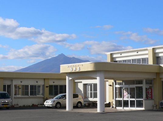 山を望む施設外観