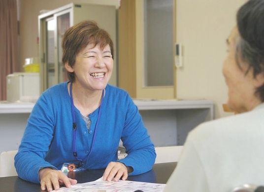 笑顔で会話する様子の居室