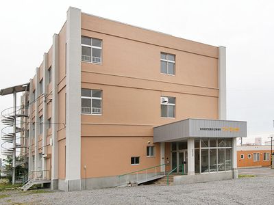 茶色い建物の外観