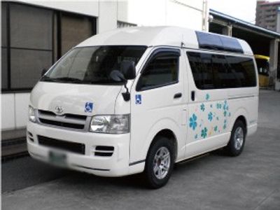 送迎用のワゴン車