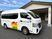 送迎車が停まる玄関先