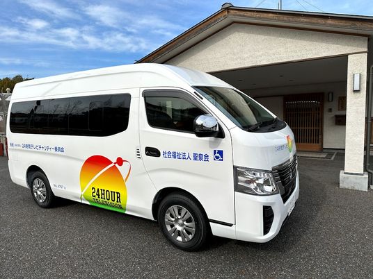 送迎車が停まる玄関先