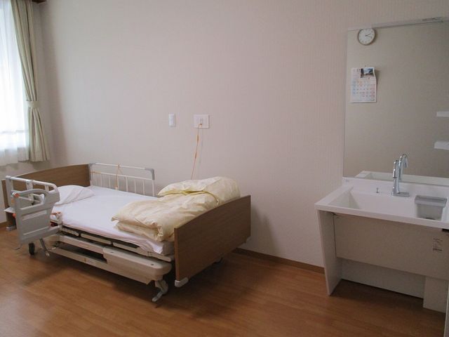 明るい居室 居室 明るい自然光が差し込む居室です。ベッドや洗面台が設置され、日常の快適な生活をサポートします。