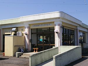明るい施設の外観