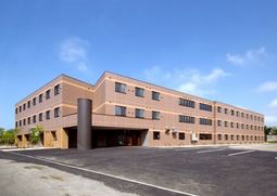 広々とした明るい建物外観