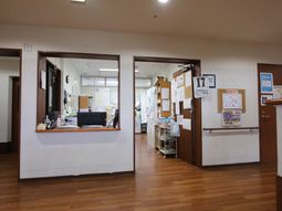 明るいスタッフルームの様子