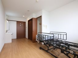 居室のベッドと洗面台
