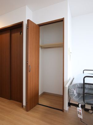 整頓された木目調の家具