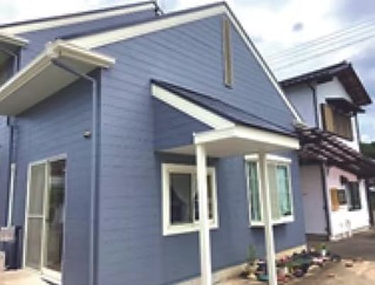 青い外壁の建物外観  