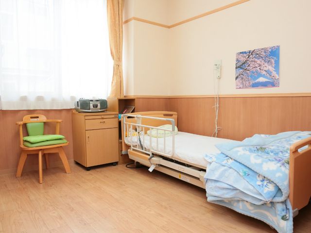 居心地の良い居室 居室 広い窓から自然光が差し込み、リラックスできる空間となっています。家具も機能的に配置されています。