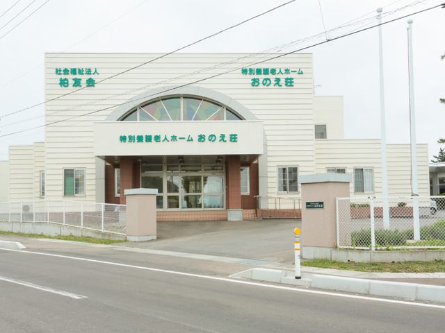 温かな雰囲気の外観 外観 温かみを感じる建物のエントランスです。清潔感があり、訪れる人を迎え入れる雰囲気です。