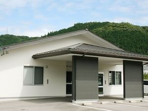 緑に囲まれた建物