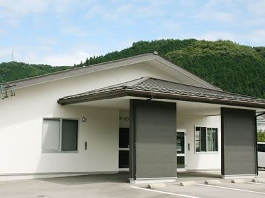 緑に囲まれた建物