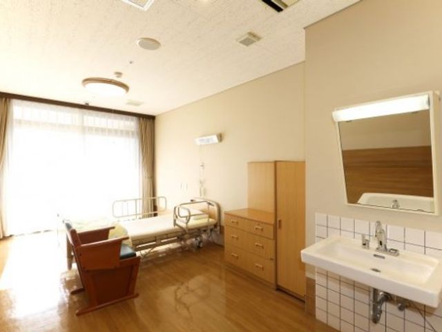 シンプルな居室 居室 明るい自然光がたっぷり入る、心地よい空間の居室です。シンプルな家具でゆったり過ごせます。